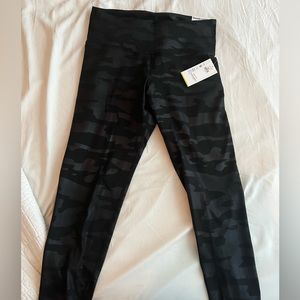 7/8 old navy legging dark camo, never worn, size L